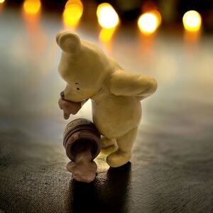 Winnie The Pooh with Spilled Hunny Honey Pot Charpente Disney Figurine‎ NEW Box